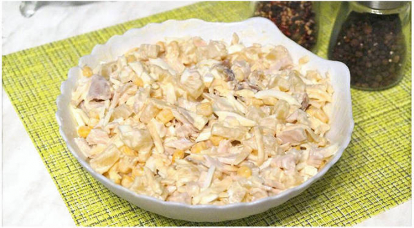 Салат с курицей и ананасами классический Салат с курицей и ананасами классический