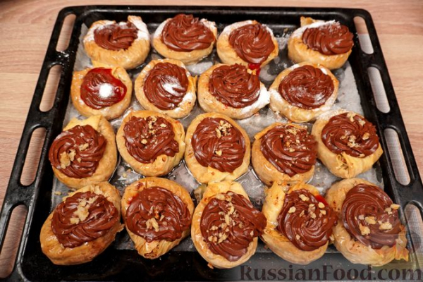 Сарагли с шоколадным заварным кремом и клубничным конфитюром