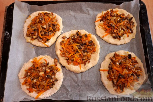 Картофельные мини-пиццы с шампиньонами и морковью Картофельные мини-пиццы с шампиньонами и морковью