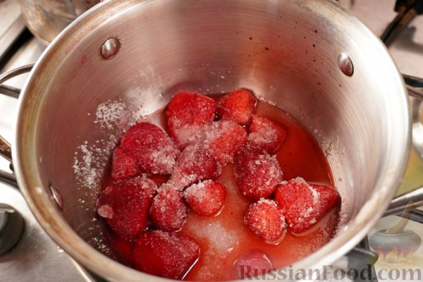 Сарагли с шоколадным заварным кремом и клубничным конфитюром