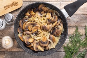 Шампиньоны жареные с луком Шампиньоны жареные с луком
