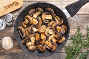 Шампиньоны жареные с луком Шампиньоны жареные с луком