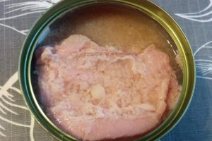 Рецепт: Салат с консервированным тунцом — с луком и яйцом