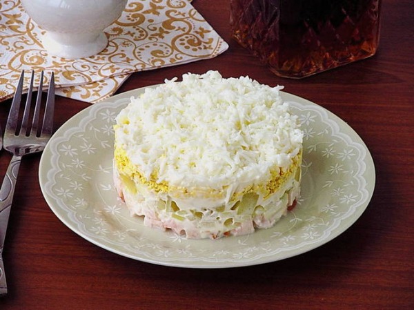 Салат с копченой курицей Салат с копченой курицей