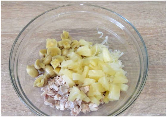 Салат с курицей и ананасами классический Салат с курицей и ананасами классический