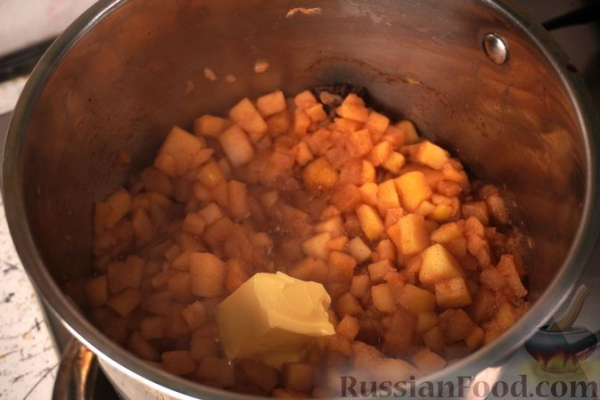 Шарлотка из сдобных булочек, с яблоками, вишней и смородиновым соусом Шарлотка из сдобных булочек, с яблоками, вишней и смородиновым соусом