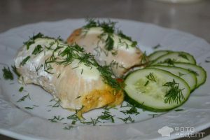 Рецепт: Рулетики из куриного филе — С сыром, творогом, пряностями и сметаной