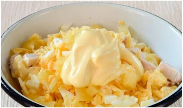 Салат с курицей и ананасами классический Салат с курицей и ананасами классический