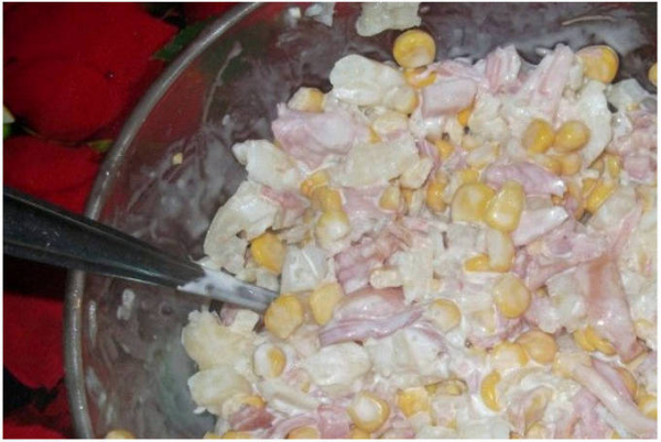 Салат с курицей и ананасами классический Салат с курицей и ананасами классический