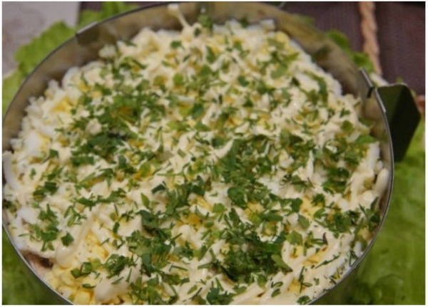 Салат с курицей и ананасами классический Салат с курицей и ананасами классический