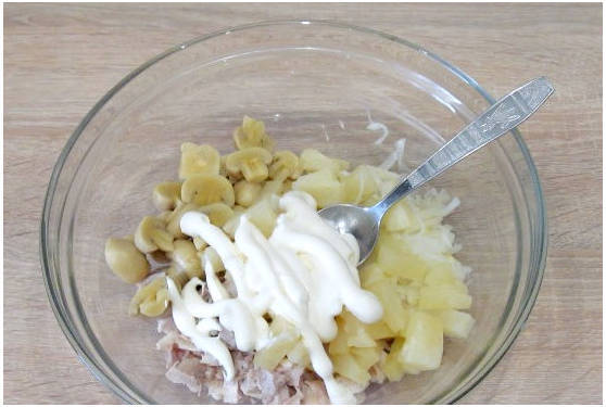 Салат с курицей и ананасами классический Салат с курицей и ананасами классический