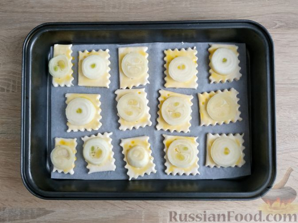 Слойки с луком и пряными травами Слойки с луком и пряными травами