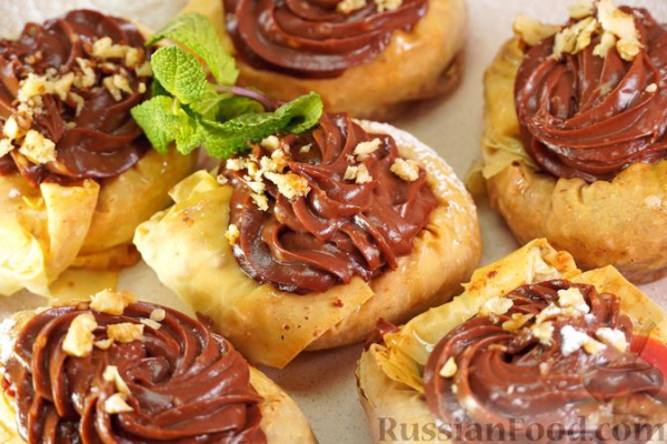 Сарагли с шоколадным заварным кремом и клубничным конфитюром