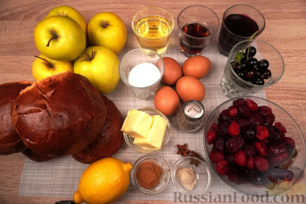 Шарлотка из сдобных булочек, с яблоками, вишней и смородиновым соусом Шарлотка из сдобных булочек, с яблоками, вишней и смородиновым соусом