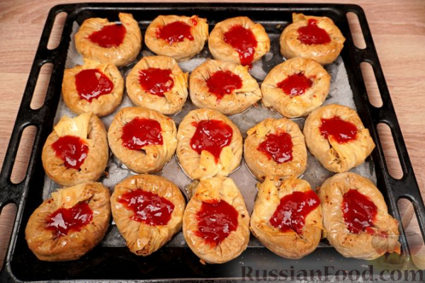 Сарагли с шоколадным заварным кремом и клубничным конфитюром