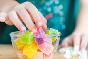 Диетолог объяснила родителям, почему вредно запрещать сладости детям