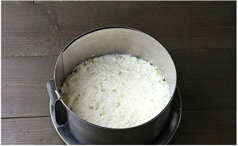 Салат с курицей и ананасами классический Салат с курицей и ананасами классический
