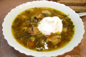 Рецепт: Суп куриный с овощами и зеленью — с ревенем и шпинатом