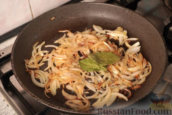Польские зразы из говядины, с солёными огурцами, беконом и луком Польские зразы из говядины, с солёными огурцами, беконом и луком