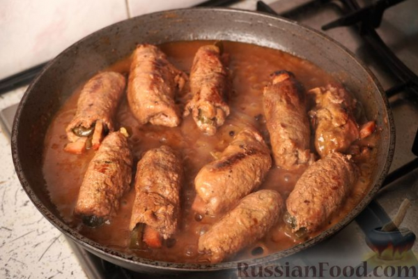 Польские зразы из говядины, с солёными огурцами, беконом и луком Польские зразы из говядины, с солёными огурцами, беконом и луком