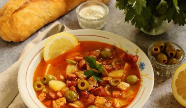 Солянка с колбасой и картошкой классическая Солянка с колбасой и картошкой классическая