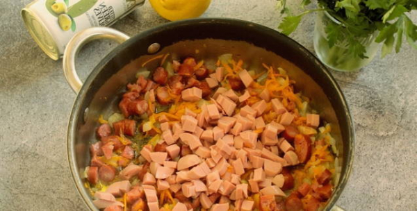 Солянка с колбасой и картошкой классическая Солянка с колбасой и картошкой классическая