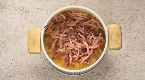Солянка с колбасой и картошкой классическая Солянка с колбасой и картошкой классическая