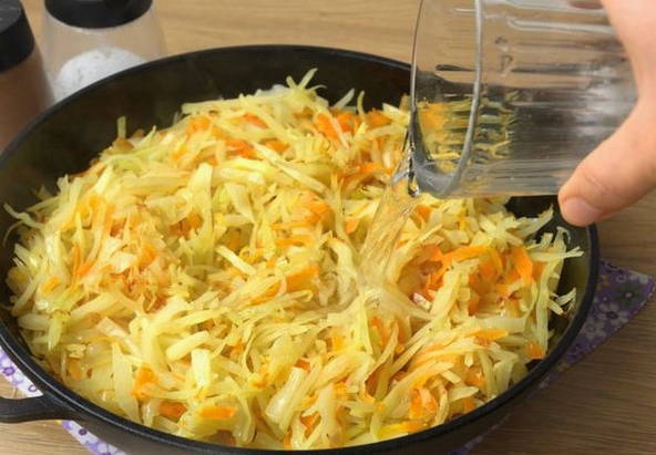 Тушеная капуста на сковороде классическая Тушеная капуста на сковороде классическая