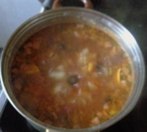 Солянка с колбасой и картошкой классическая Солянка с колбасой и картошкой классическая