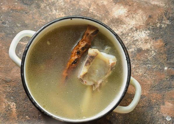 Солянка с колбасой и картошкой классическая Солянка с колбасой и картошкой классическая