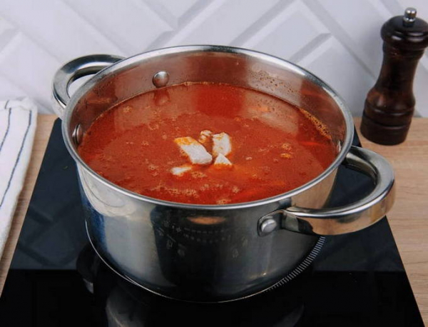 Солянка с колбасой и картошкой классическая Солянка с колбасой и картошкой классическая