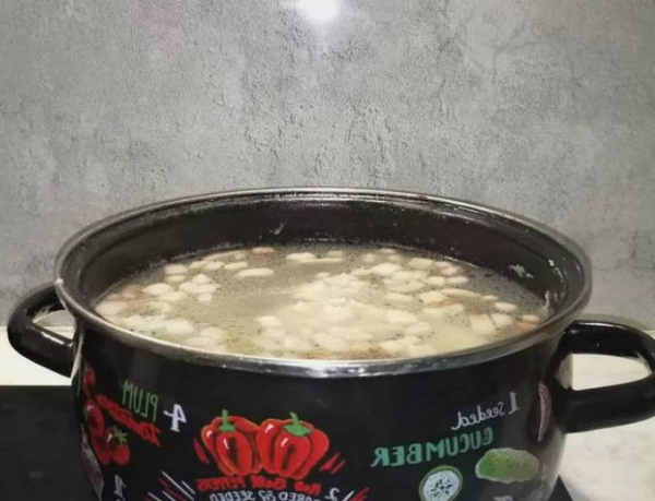 Солянка с колбасой и картошкой классическая Солянка с колбасой и картошкой классическая