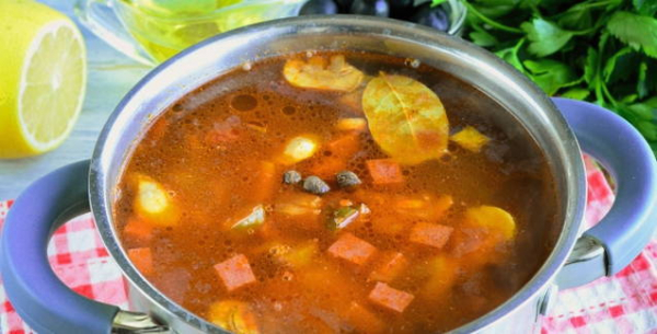 Солянка с колбасой и картошкой классическая Солянка с колбасой и картошкой классическая