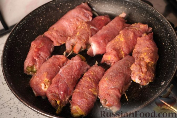 Польские зразы из говядины, с солёными огурцами, беконом и луком Польские зразы из говядины, с солёными огурцами, беконом и луком