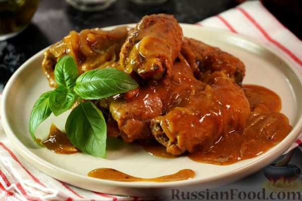 Польские зразы из говядины, с солёными огурцами, беконом и луком Польские зразы из говядины, с солёными огурцами, беконом и луком