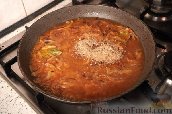 Польские зразы из говядины, с солёными огурцами, беконом и луком Польские зразы из говядины, с солёными огурцами, беконом и луком