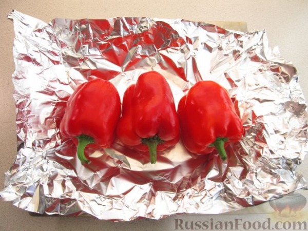 Рулетики из запечённого перца с брынзой и зеленью Рулетики из запечённого перца с брынзой и зеленью
