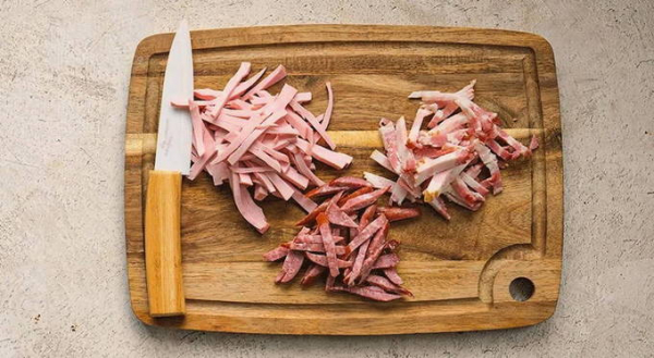 Солянка с колбасой и картошкой классическая Солянка с колбасой и картошкой классическая