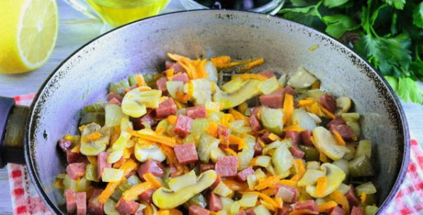 Солянка с колбасой и картошкой классическая Солянка с колбасой и картошкой классическая