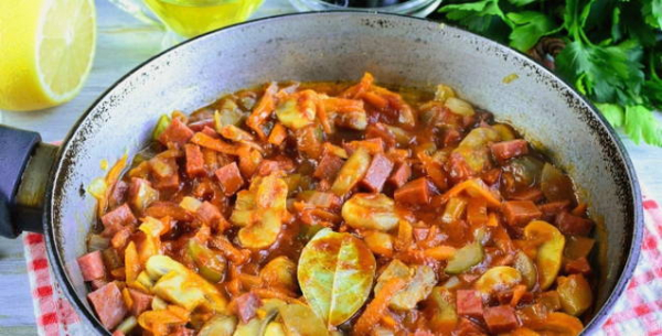 Солянка с колбасой и картошкой классическая Солянка с колбасой и картошкой классическая