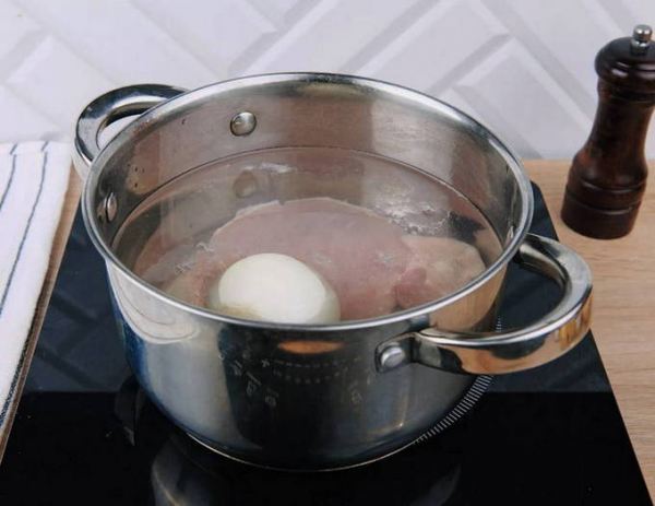 Солянка с колбасой и картошкой классическая Солянка с колбасой и картошкой классическая