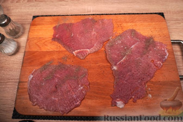 Польские зразы из говядины, с солёными огурцами, беконом и луком Польские зразы из говядины, с солёными огурцами, беконом и луком