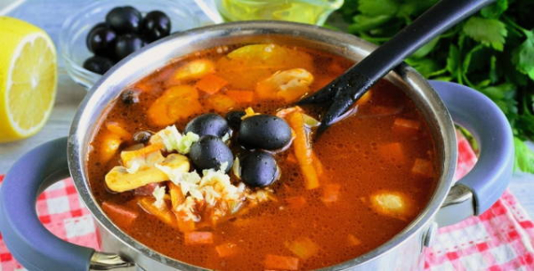 Солянка с колбасой и картошкой классическая Солянка с колбасой и картошкой классическая