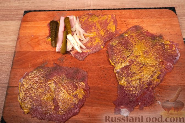 Польские зразы из говядины, с солёными огурцами, беконом и луком Польские зразы из говядины, с солёными огурцами, беконом и луком