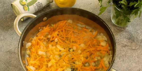 Солянка с колбасой и картошкой классическая Солянка с колбасой и картошкой классическая