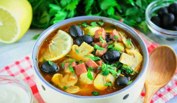 Солянка с колбасой и картошкой классическая Солянка с колбасой и картошкой классическая