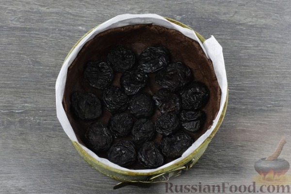 Шоколадный песочный пирог с творогом, черносливом и сгущёнкой Шоколадный песочный пирог с творогом, черносливом и сгущёнкой