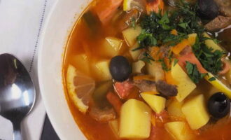 Солянка с колбасой и картошкой классическая Солянка с колбасой и картошкой классическая