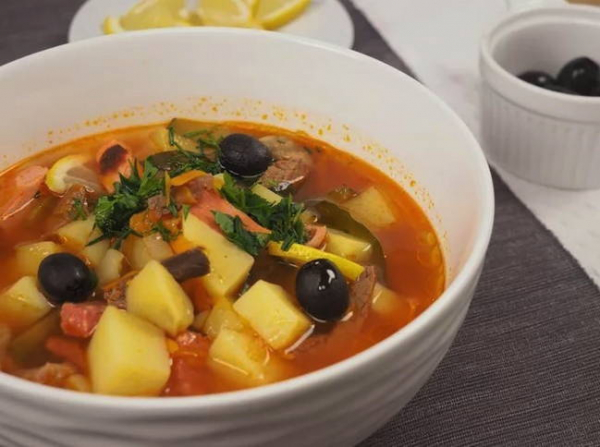 Солянка с колбасой и картошкой классическая Солянка с колбасой и картошкой классическая