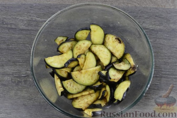Острая закуска из жареных баклажанов с помидорами Острая закуска из жареных баклажанов с помидорами